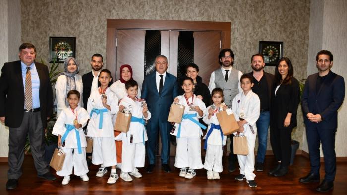 Karate Şampiyonalarında Şampiyon Olan Ve Çeşitli Dereceler Alan Ayşe Nezahat Kurukahveci İlkokulu Öğrencilerimizle Buluştuk!